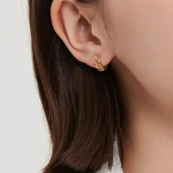 925 Sterling Silver Minimalist Huggie Hoop Earrings - Picture 3 of 9